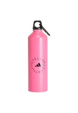 Růžová kovová láhev na vodu s černým šroubovacím víčkem a karabinou, s kruhovým černým logem Stella McCartney a Adidas.