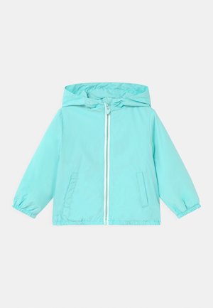 Giacca con cappuccio color verde acqua chiaro realizzata in materiale liscio con polsini elastici e chiusura frontale con zip. Presenta due tasche laterali.