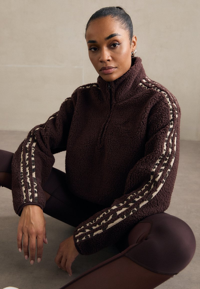 adidas Sportswear ESSENTIALS 3 STRIPES ANIMAL PRINT CROPPED QUARTER ZIP - Fleecegenser - shadow brown/white