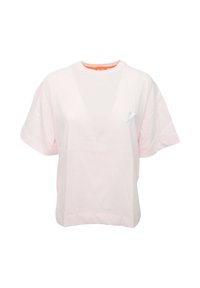 T-shirt in cotone rosa chiaro con forma quadrata, maniche corte, scollatura a girocollo e una piccola grafica di un cuore blu sul lato sinistro del petto.