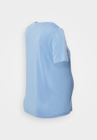 T-shirt de maternidade azul claro, mangas curtas, decote redondo, tecido suave, ajuste ligeiramente solto, projetado para acomodar uma barriga em crescimento.