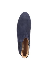 Laivasilta mokkanahkasaapas nilkkapitkällä, jossa on sileä pinta, sivuvetoketju helppoa pukemista varten ja vaaleasävyinen pohja, joka kontrastoi yläosan kanssa.