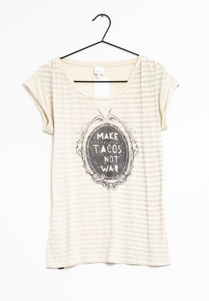 T-shirt in cotone beige con maniche corte, caratterizzato da una grafica nera in una cornice ornata che recita 'FATE TACOS, NON GUERRE.' Motivo a righe.