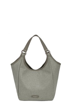 Grijze stoffen draagtas met brede handvatten en een klein rechthoekig merkembleem aan de voorkant in het midden.