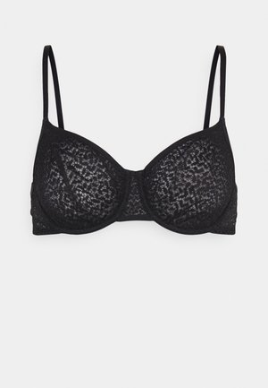 Reggiseno in pizzo nero con coppe imbottite, supporto con ferretto, spalline regolabili e un delicato motivo floreale. Tessuto liscio con una fascia foderata.