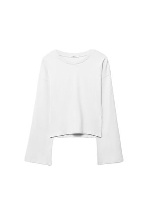 Haut blanc à manches longues raccourcies en tissu doux, avec un col rond et des manches amples. Design simple et minimaliste.