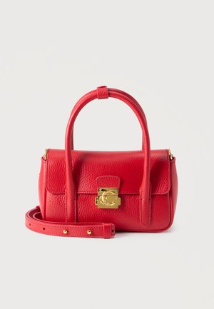 Piros texturált bőrből készült kézitáska felső fogantyúkkal, aranyszínű kapoccsal és állítható vállpánttal, fehér háttéren elhelyezve.