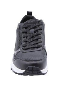 Baskets en cuir noir avec surface perforée, laçage à l'avant et zip sur le côté. Présente une semelle blanche et un motif de grip texturé.