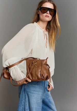 Bershka, STUDDED BAG - Handtasche - dark brown