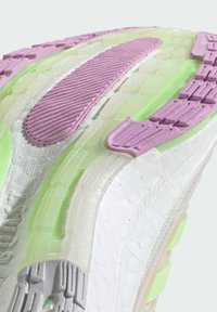 adidas Performance ULTRABOOST LIGHT - Chaussures de running sur route - crystal white   green spark   bliss lilac