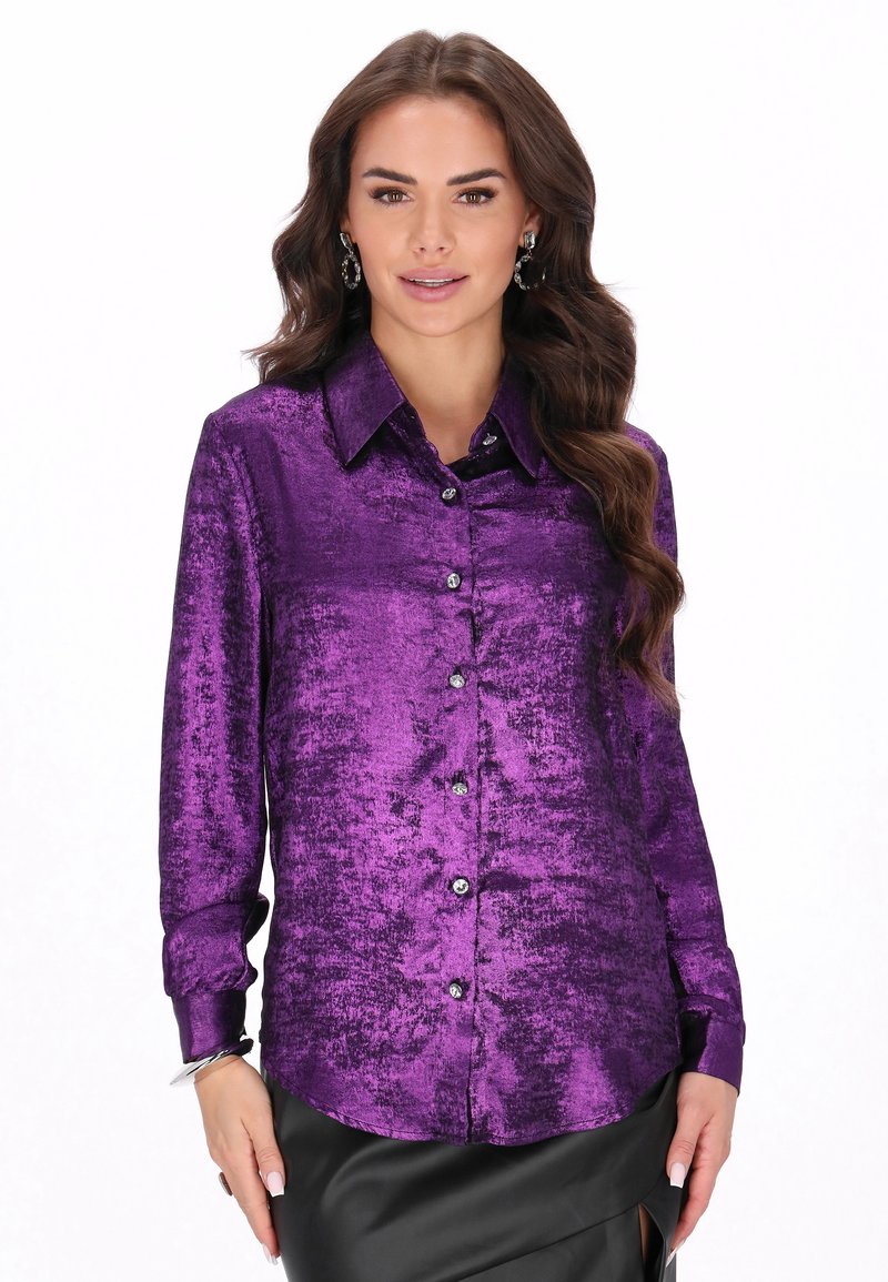 Lila, fényes anyagból készült felgombolható ing, hegyes gallérral, hosszú ujjakkal és fényes gombokkal. Texturált felület gazdag fényű.