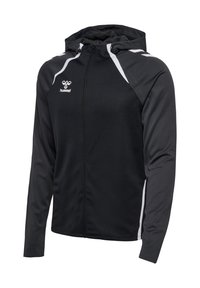 Giacca nera con cappuccio e maniche lunghe, caratterizzata da dettagli bianchi e chiusura con zip. Realizzata in un tessuto leggero e traspirante con una finitura texturizzata.