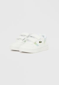 Valkoiset urheilukengät, joissa on kaksi Tarranauhaa, sivuilla vaalean vihreitä ja sinisiä korostuksia. Sileää nahkaa ja kumipohja.