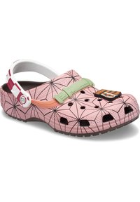 Pinke gemusterte Clogs aus leichtem Material, ausgestattet mit ausgeschnittenen Löchern, einem grünen Riemen und einem dekorativen Detail. Strukturierte Oberfläche.
