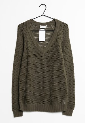 Pull tricoté vert olive avec col en V et manches longues sur un cintre noir, sur fond blanc.