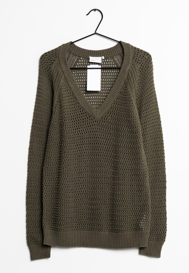 Pull tricoté vert olive avec col en V et manches longues sur un cintre noir, sur fond blanc.