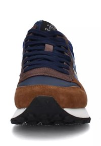 Scarpe da corsa da uomo con una tomaia in nylon blu, dettagli in suede marrone, lacci piatti blu navy, intersuola bianca e suola in gomma nera testurizzata.