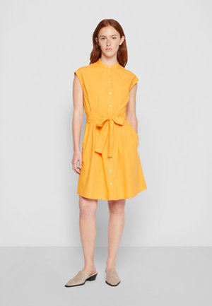 DRESS SHIRT STYLE FITTED WAIST SLEEVELESS WITH BELT - Skjortekjole - faded marigold