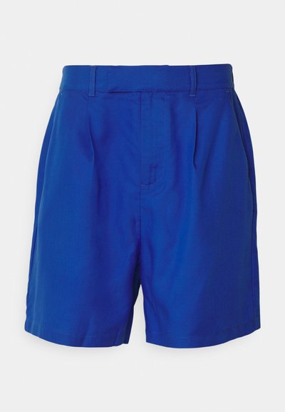 Niebieskie szorty wykonane z lekkiego materiału, charakteryzujące się płaskim przodem, fałdami oraz standardowym pasem. Bez widocznych kieszeni. Gładka faktura.
