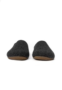 Grijze, gevoeld slippers met een afgeronde vorm. Rubberen zool biedt grip. Naadloos ontwerp, zachte textuur en minimalistische uitstraling.