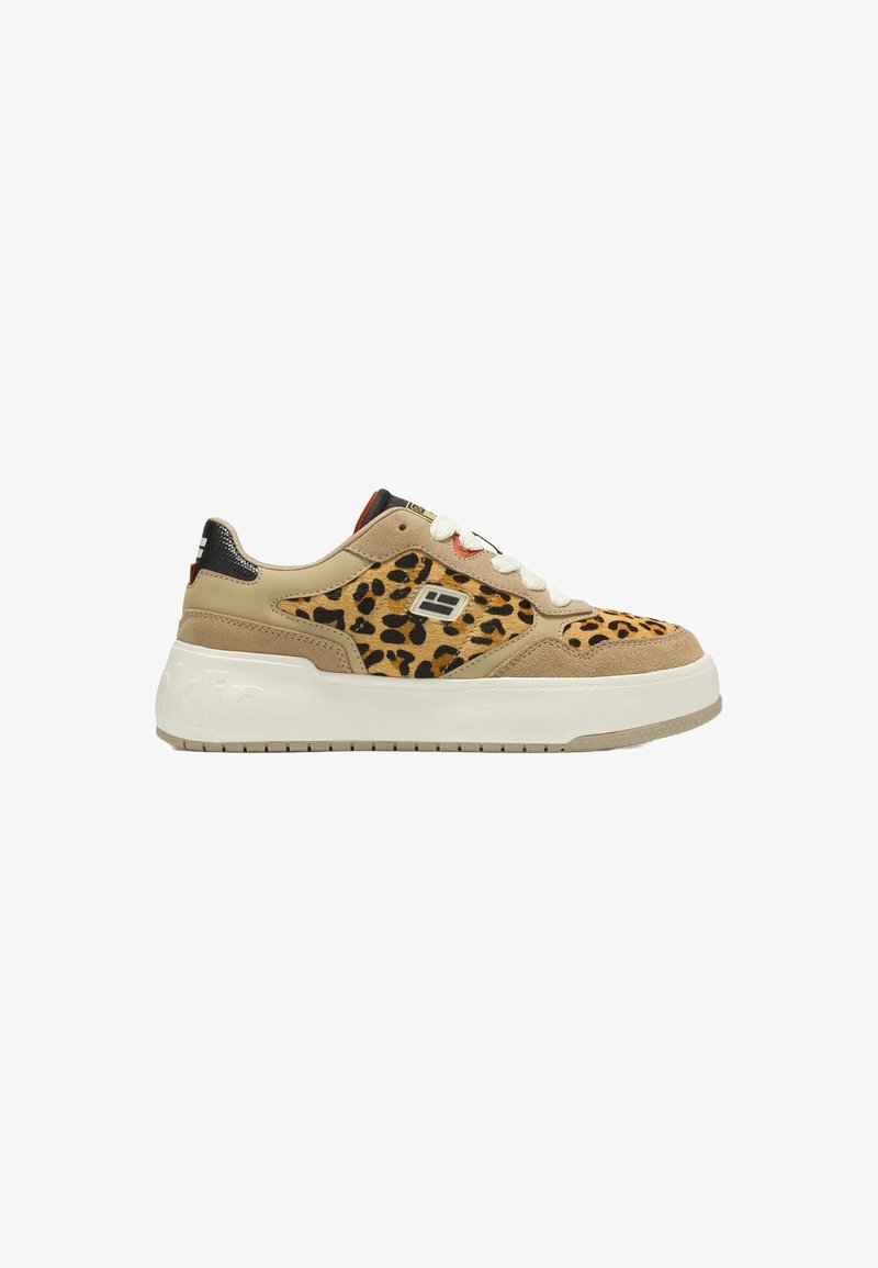 Sneakers à imprimé léopard avec daim beige, accents noirs, lacets blancs et une semelle en caoutchouc blanche épaisse. Logo de la marque sur le côté.