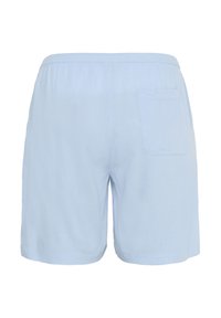 Ljusblå shorts i lättviktsmaterial, med elastisk midja och en enda bakficka. Slät yta med avslappnad passform.