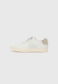 Hvit lær sneakers med beige detaljer, har perforerte detaljer, flate snører og en teksturert såle. Minimalistisk design.