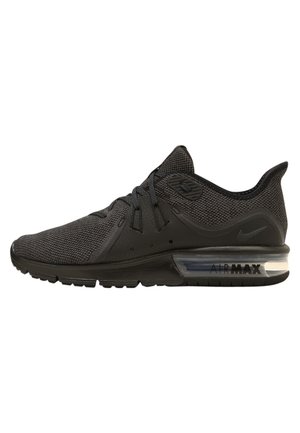 Czarne sneakersy Nike Air Max mają teksturowaną cholewkę, sznurówki oraz widoczną jednostkę poduszkową w podeszwie z logo "AIR MAX".