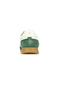 Sneaker verde in suede con dettagli bianchi, tacco rotondo e suola in gomma. Presenta il logo "Gola" in oro sul retro. Design atletico classico.