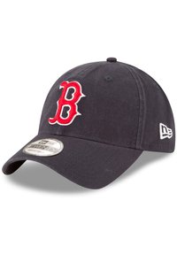 Svart baseball caps med en rød brodert "B" logo foran, justerbar rem og en glatt stofftekstur.