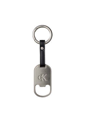 Metal nøglekæde med flaskeåbner, sort rem og indgraveret CK-logo, fastgjort til en rund sølvnøglering på hvid baggrund.