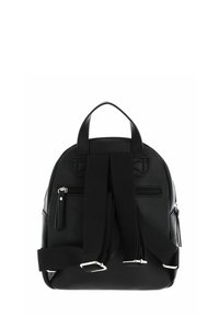 Sac à dos en cuir noir avec une finition texturée, forme arrondie, double poignée supérieure, bretelles en tissu réglables et poche zippée à l'avant.