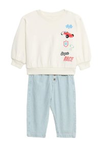 Cremefarbener Pullover mit grafischem Druck, elastischen Bündchen, kombiniert mit hellblauen gestreiften Shorts mit Knopfverschluss und Taschen.