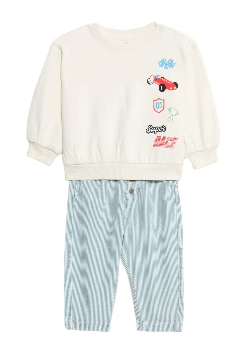 Cremefarbener Pullover mit grafischem Druck, elastischen Bündchen, kombiniert mit hellblauen gestreiften Shorts mit Knopfverschluss und Taschen.