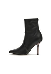 Botte de cheville en cuir noir avec un bout pointu et un talon aiguille haut. Texture lisse, fermeture éclair sur le côté, design minimaliste.