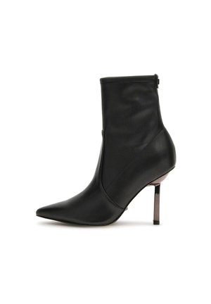 Botte de cheville en cuir noir avec un bout pointu et un talon aiguille haut. Texture lisse, fermeture éclair sur le côté, design minimaliste.