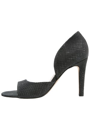 Czarny sandał na wysokim obcasie z otwartym palcem, z teksturowanym wzorem przypominającym skórę węża, charakteryzujący się eleganckim fasonem i 10-centymetrowym obcasem typu stiletto.