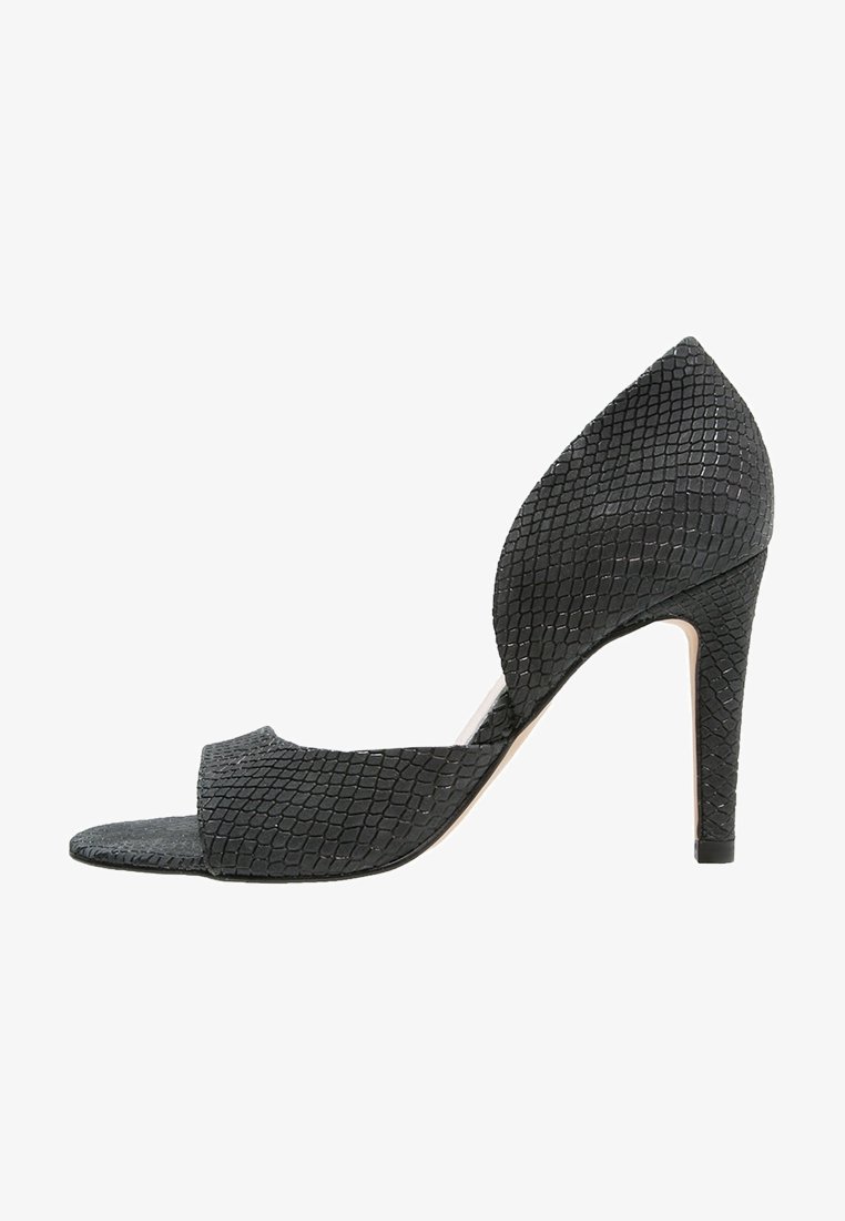Escarpin noir à bout ouvert avec un motif texturé semblable à celui d'un python, présentant un design épuré et un talon stiletto de 10 cm.