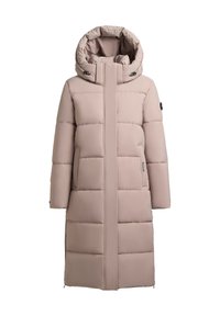 Geacă lungă de tip puf în bej deschis, cu guler înalt și glugă mare, design matlasat orizontal și buzunare frontale cu fermoare ascunse.