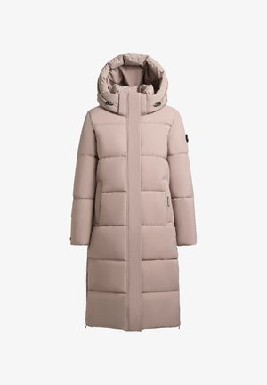 Dolga puhasta jakna v mehki bež barvi, z visokim ovratnikom in veliko kapuco, vodoravna prešita zasnova ter sprednjimi žepi s skritimi zadrgami.