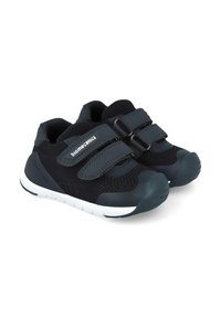 Scarpe da atletica nere con parte superiore in rete, accenti grigi, doppie cinghie in Velcro, punta rinforzata e suola in gomma bianca.