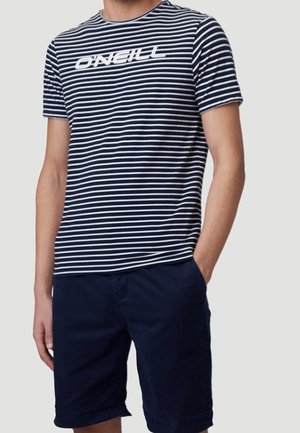 Niebiesko-biała koszulka w paski z okrągłym dekoltem i wyraźnym logo "O'Neill". Połączona z ciemnoniebieskimi szortami, prezentując swobodny styl.