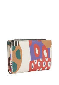 Prostokątny portfel z zamkiem błyskawicznym, z kolorowymi abstrakcyjnymi kształtami w odcieniach czerwieni, fioletu, zieleni, brązu, czerni i bieli na materiałowej powierzchni.