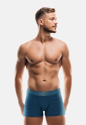Pánské modré boxerky s jemnou texturou, vybavené pohodlným pasem s logem "CR7" a přiléhavým střihem.