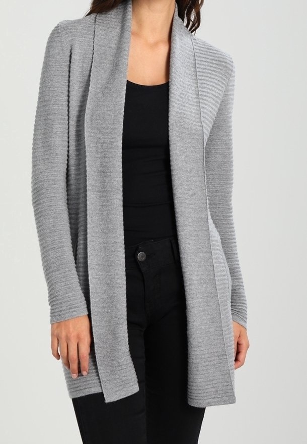 Cardigan grigio con apertura frontale, texture a costine sulle maniche e corpo liscio. Maniche lunghe e design di lunghezza intermedia. Abbinato a una maglietta nera.
