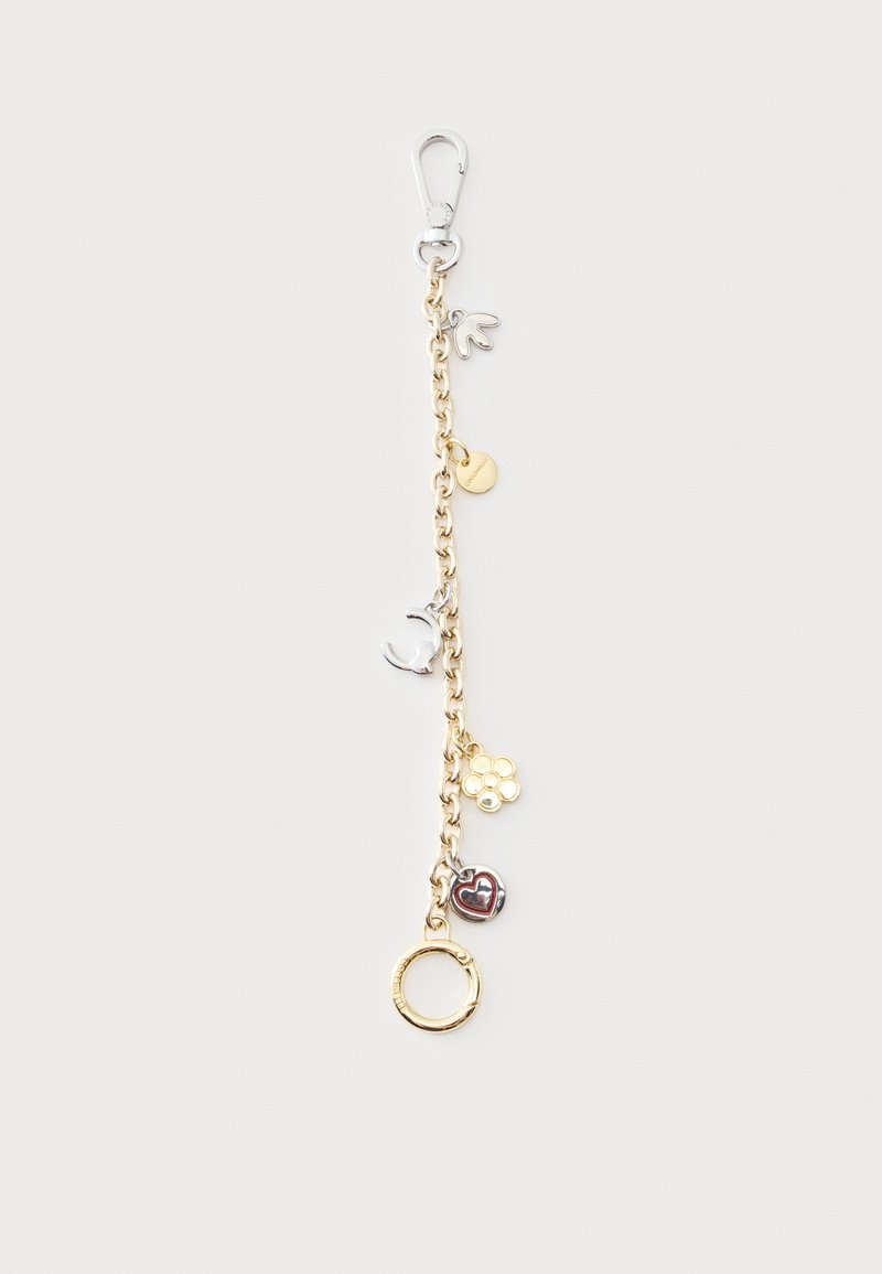 Porte-clés doré et argenté avec un fermoir, divers petits pendentifs dont un cœur, une pièce, une fleur, un croissant de lune et une forme de main creuse.