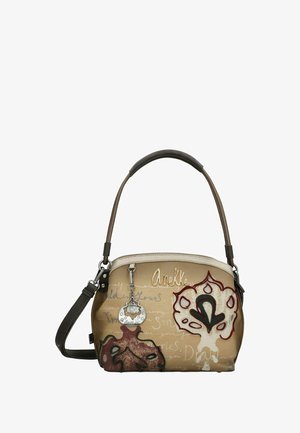 Bolso de mano marrón claro con una correa de hombro desmontable, que presenta patrones florales coloridos, detalles metálicos y una parte superior con cremallera.