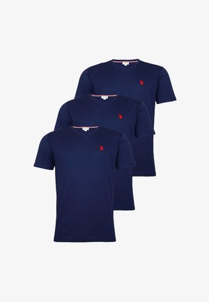 Drie marineblauwe V-hals T-shirts met korte mouwen gestapeld, elk met een klein rood geborduurd logo op de linkerbovenkant van de borst.