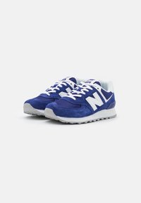 Navyblå mocka- och nät sneakers med vita snören och logotyp, med en grå gummisula, vadderad krage och minimalistisk design.