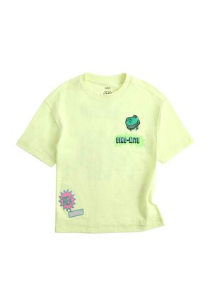 Lysegul kortærmet t-shirt med et lille grønt dinosaurhoved og "DINO-MITE" tekst på brystet samt farverig grafik nær kanten.